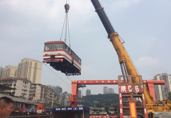 中鐵二十四局鳳鳴（míng）山吊火車頭